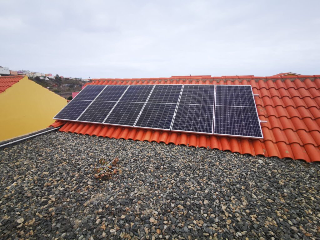 Placas solares para vivienda unifamiliar situada en La Pardilla (Telde).