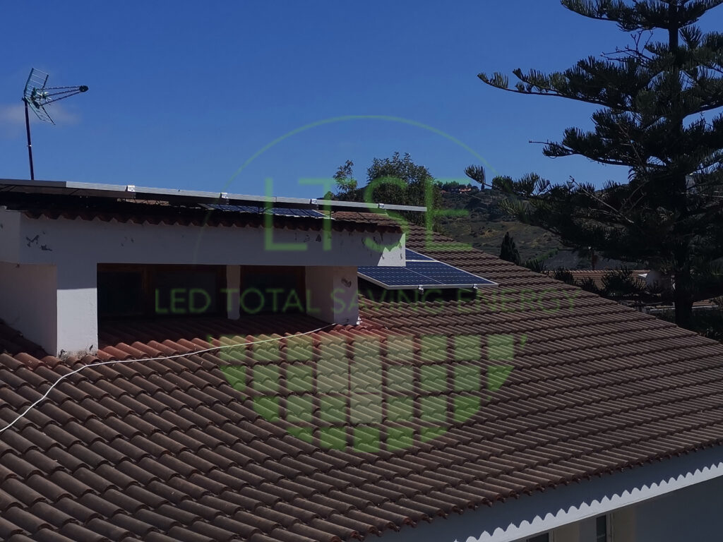 Tejado con Instalación de Autoconsumo Fotovoltaico - 5,4 KW