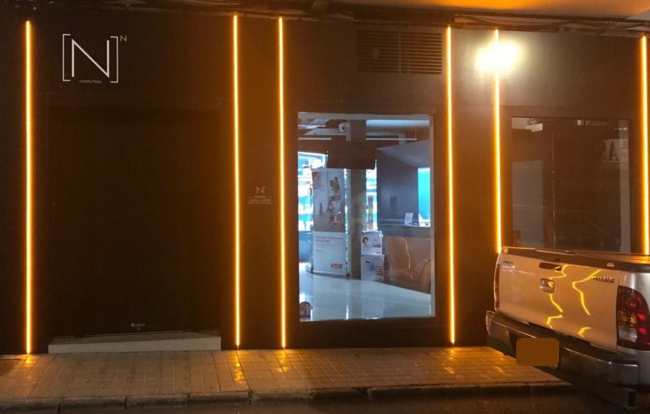 Iluminación LED exterior tienda Canarias