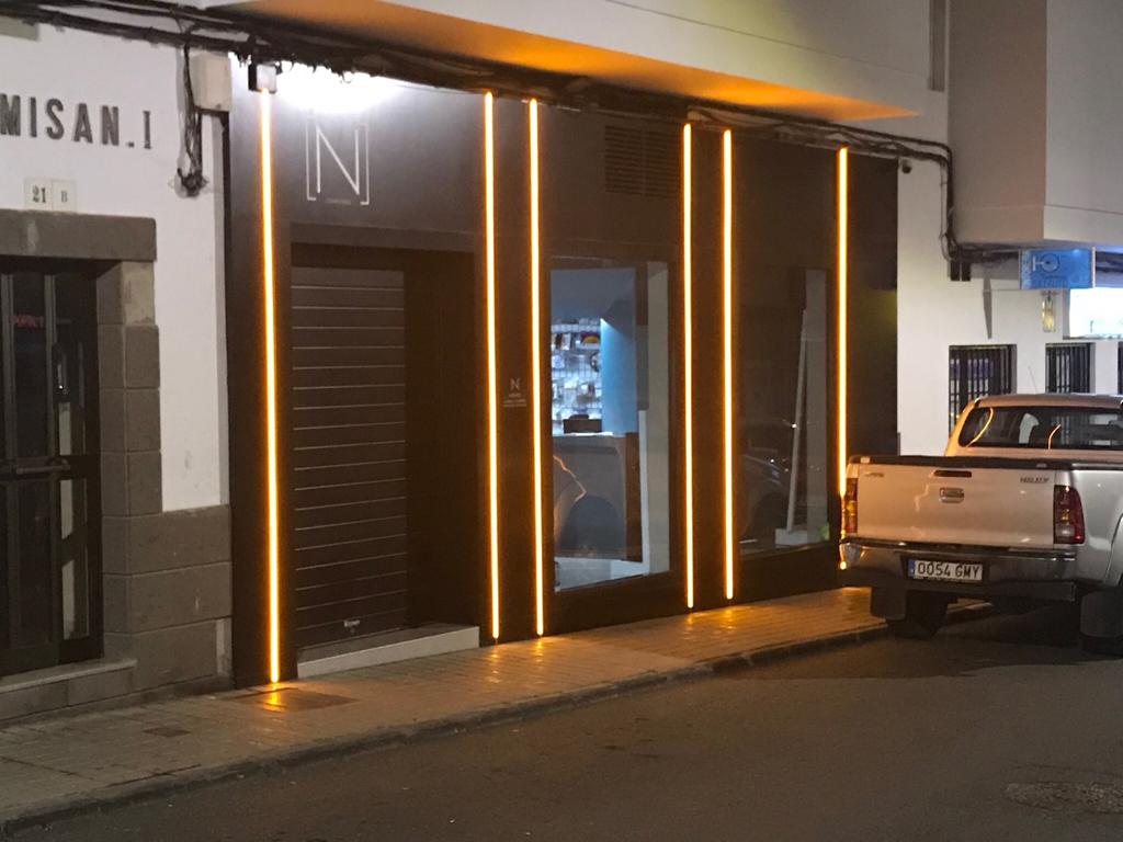 Iluminación LED exterior tienda informática Canarias