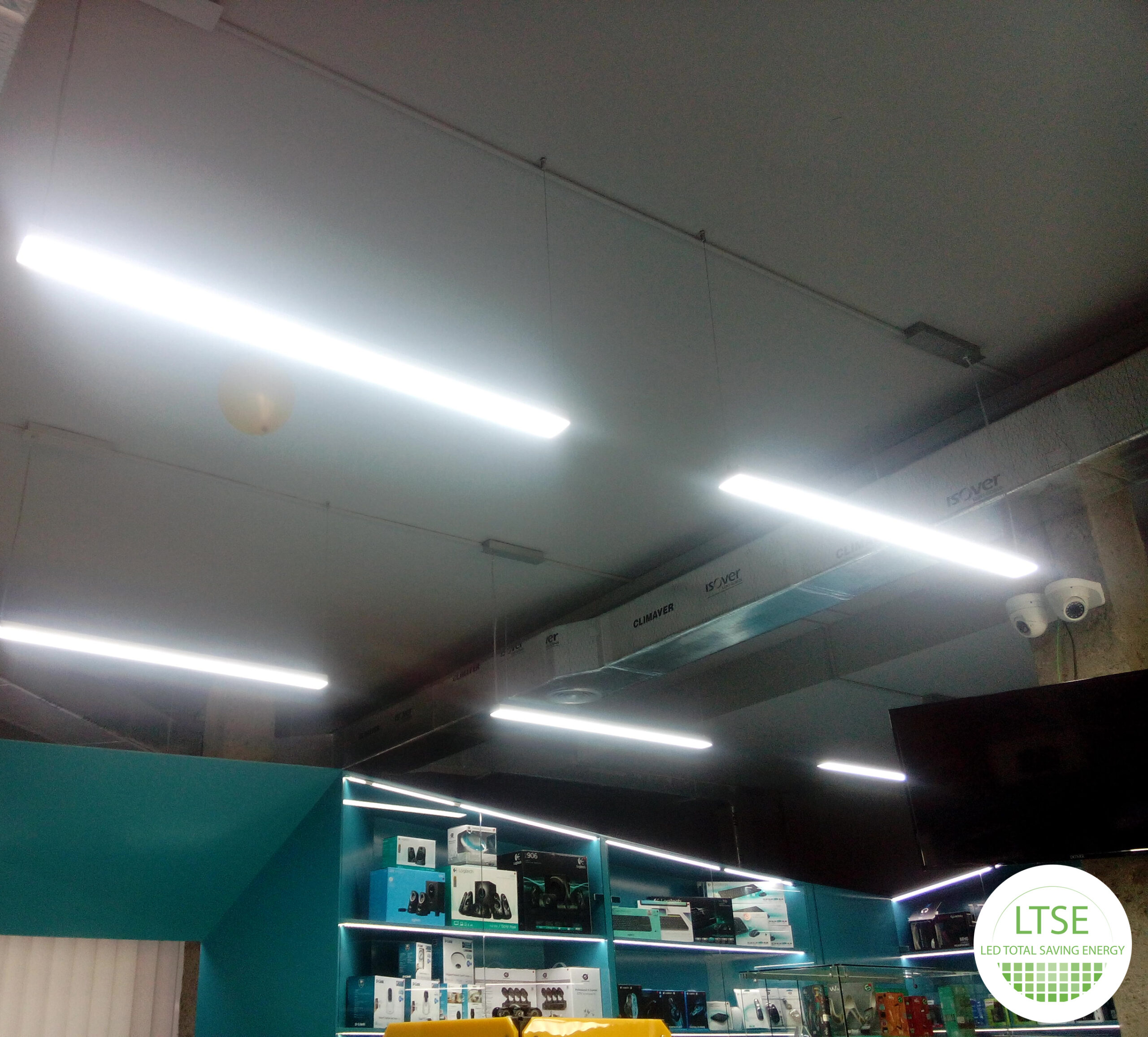 Iluminación lineal LED tienda informática Canarias