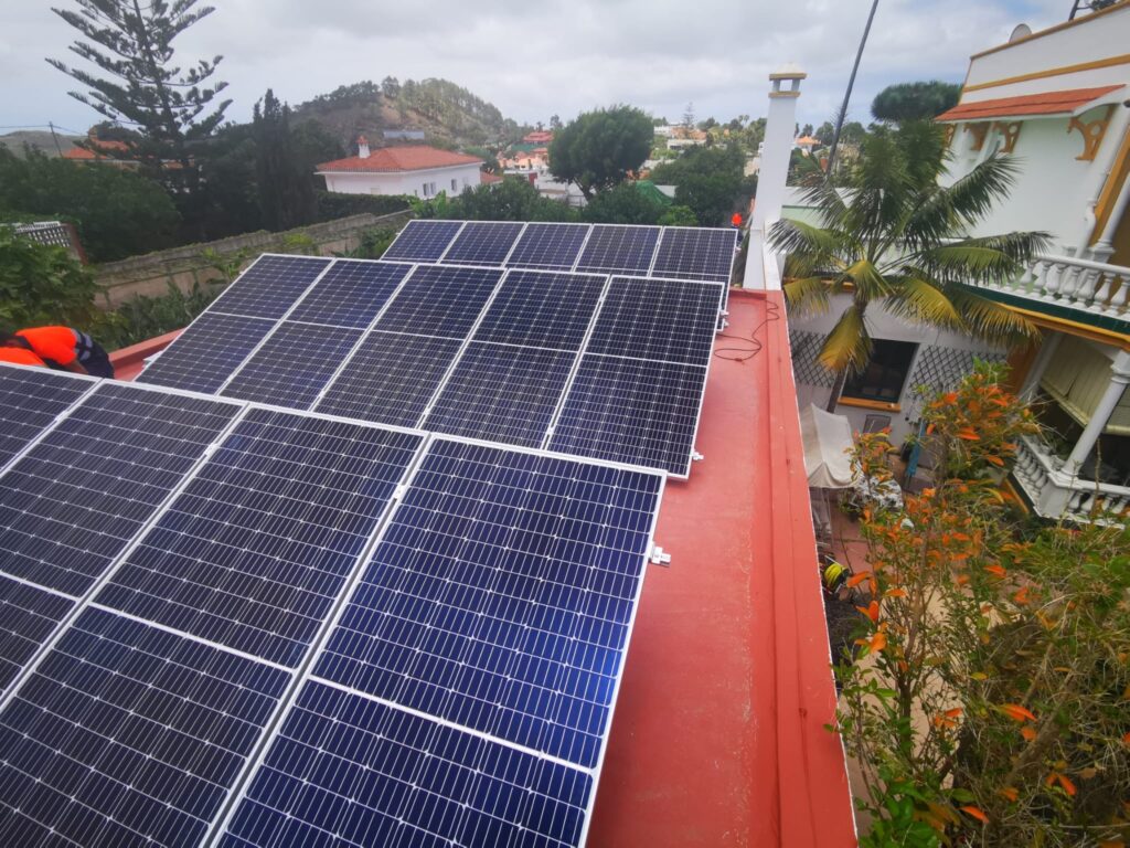 Instalación de placas solares vivienda unifamiliar en Santa Brígida.