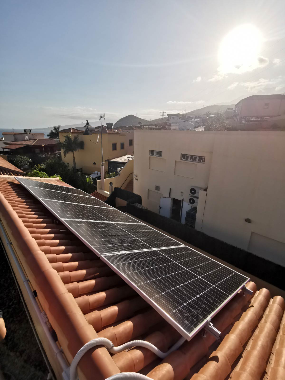 Paneles solares en el tejado de una vivienda en Tenerife