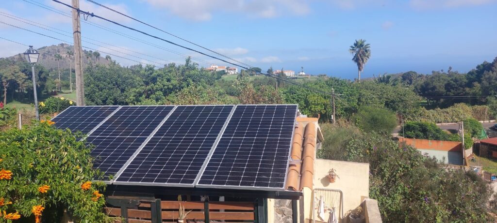 Paneles solares en tejado inclinado a dos aguas