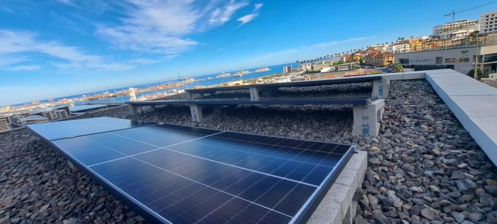 Tejado con paneles solares