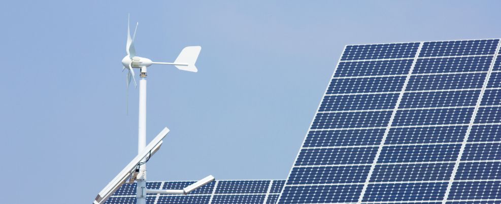 Energía solar y energía mini eólica