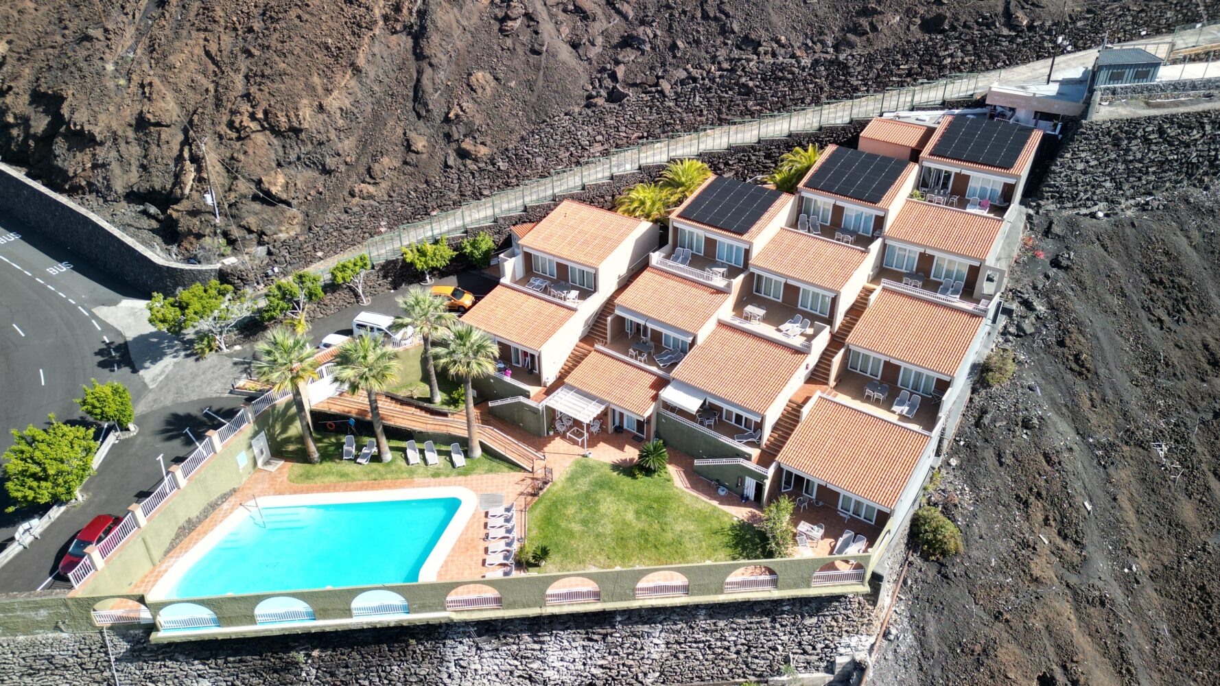 Instalación fotovoltaica en Apartamentos La Muralla, Los Llanos de Aridane Instalación fotovoltaica en Apartamentos La Muralla, Los Llanos de Aridane