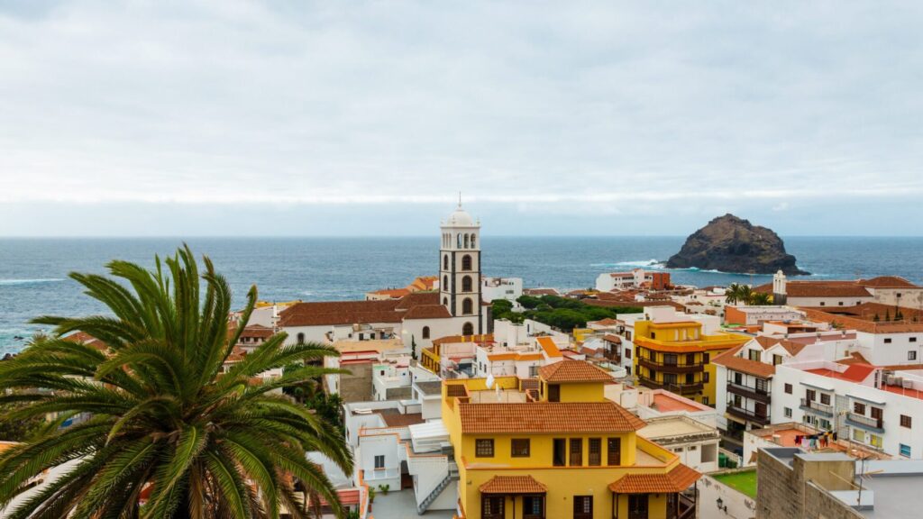 Permisos para instalar placas solares en tejados de Canarias: Tipos de cubierta y trámites en 2026